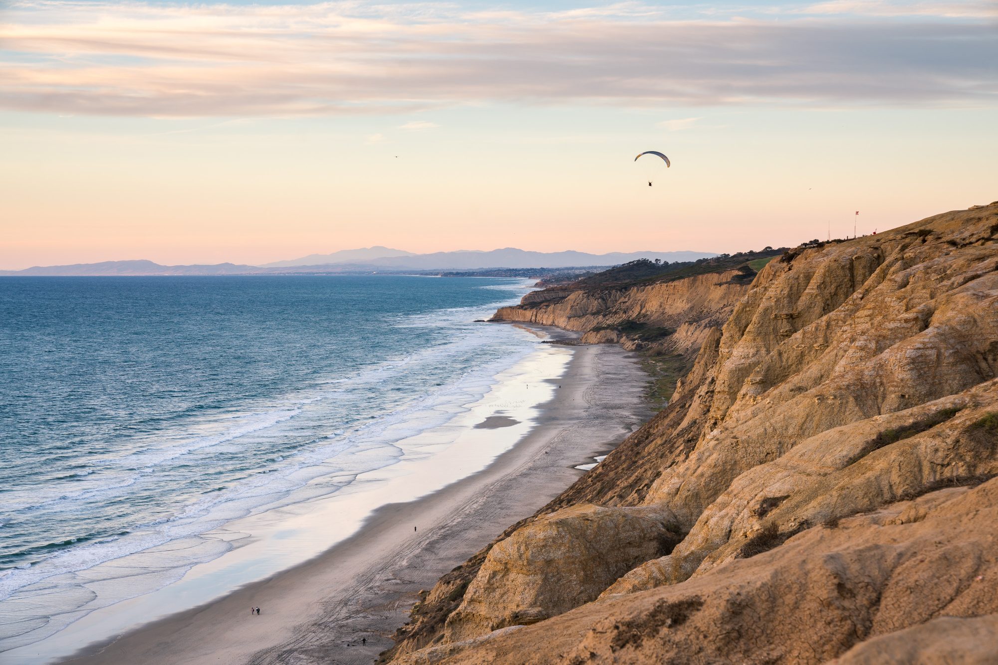 paraglider over blacks beach at torrey pines san diego during sunset | photo by jake landon schwartz